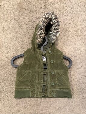 Baby Gap velvet hooded zip vest featuring a faux-fur lined hood Toddler Girls 2T
